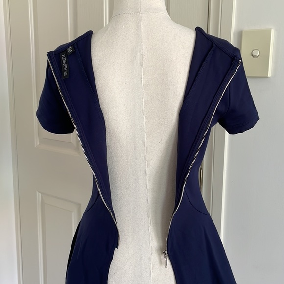 💙FOREVER NEW Sz6 Blue structured short sleeve blouse with zipper + flair detail - Picture 12 of 14